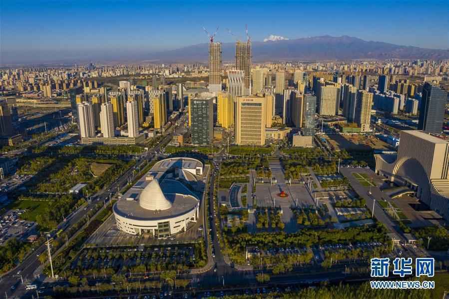 旗引天山南北 谱写发展新篇——以习近平同志为核心的党中央关心新疆工作纪实