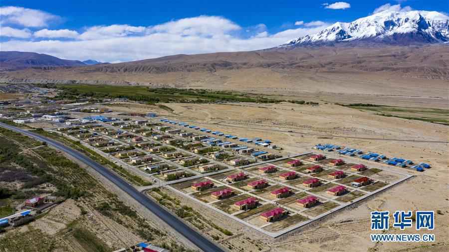 旗引天山南北 谱写发展新篇——以习近平同志为核心的党中央关心新疆工作纪实