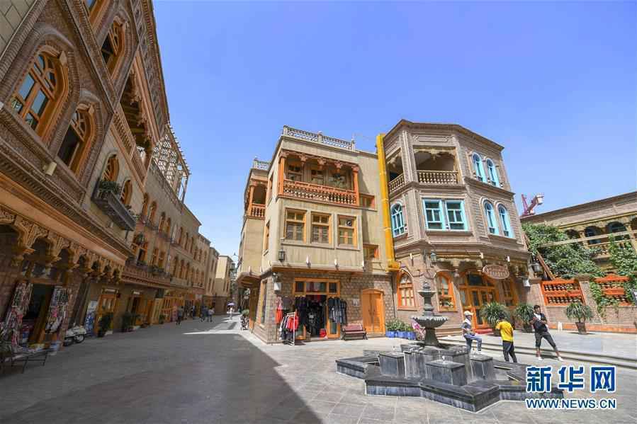 旗引天山南北 谱写发展新篇——以习近平同志为核心的党中央关心新疆工作纪实