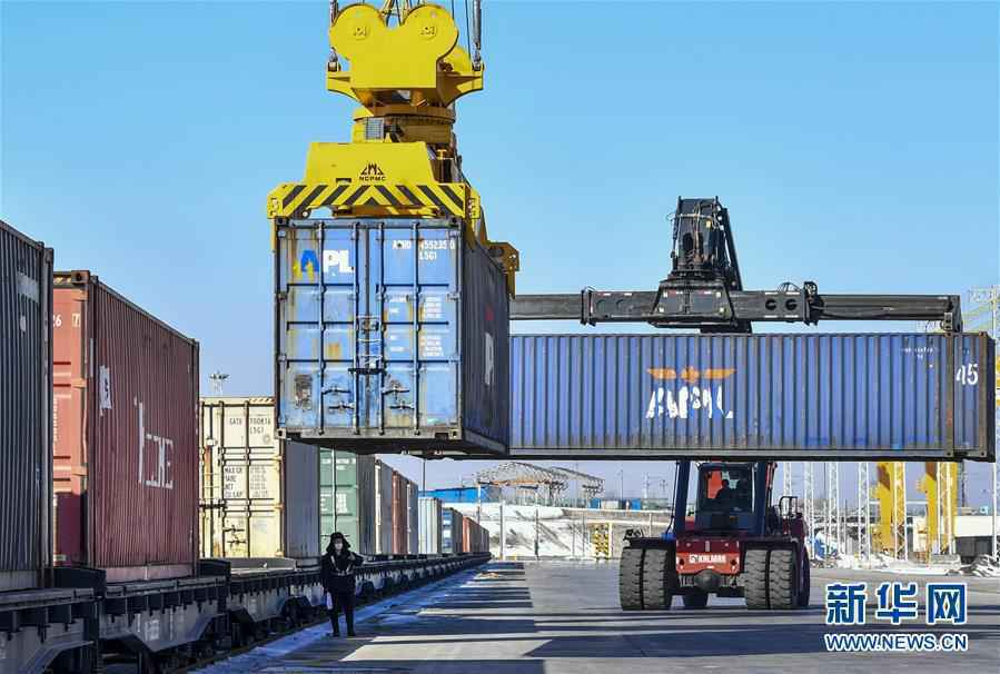 旗引天山南北 谱写发展新篇——以习近平同志为核心的党中央关心新疆工作纪实