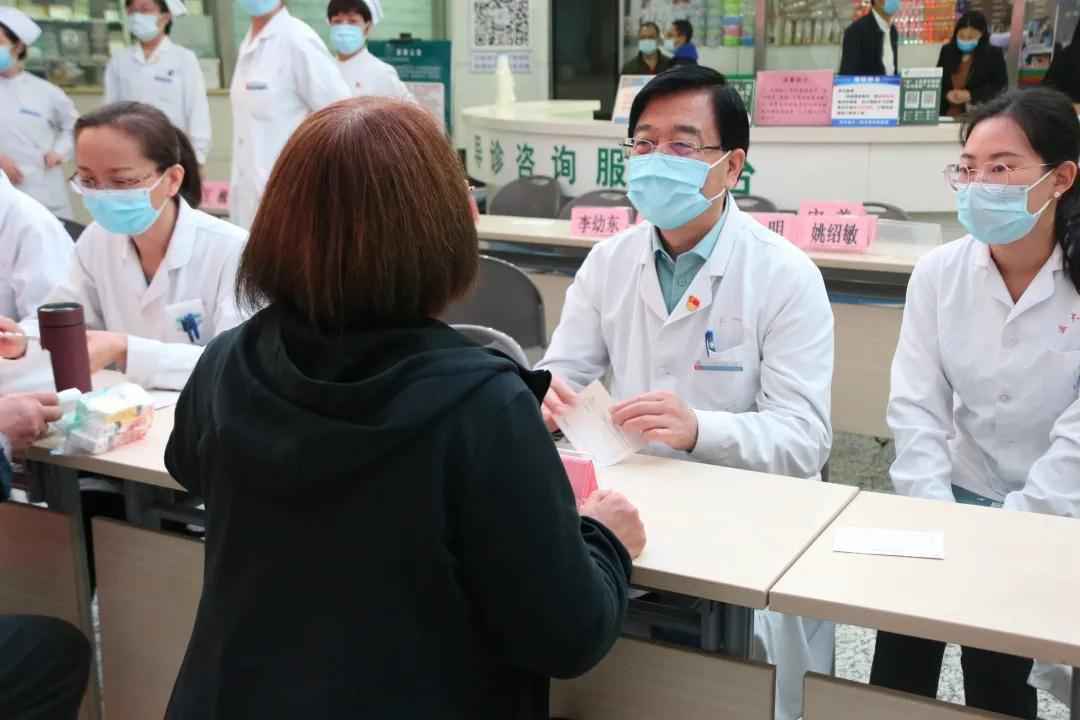 河北医科大学第一医院举办“世界精神卫生日”义诊活动