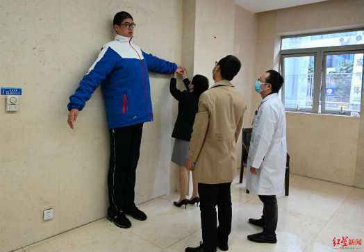 四川14岁男孩高221厘米：全家都高 幼儿园已有130厘米