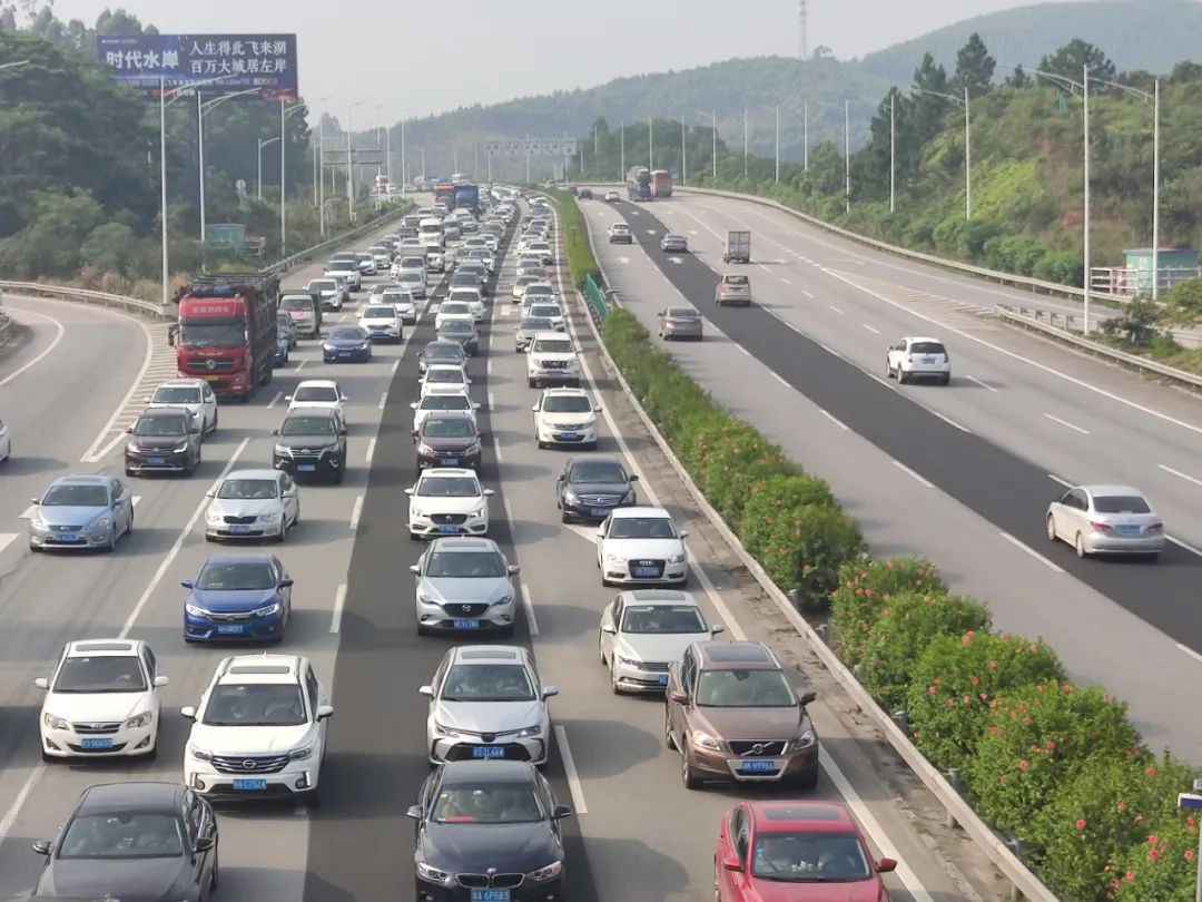 公安部:小型汽车驾证申请取消70周岁上限