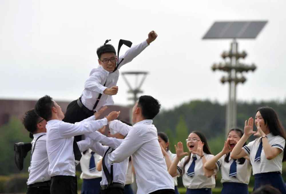 致我们终将值得的青春！