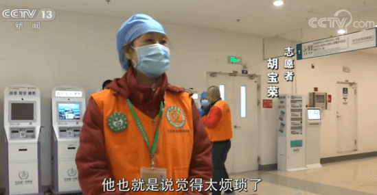 新科技却成老人的“老大难”?白岩松:智能化生活“等一等”他们的步伐