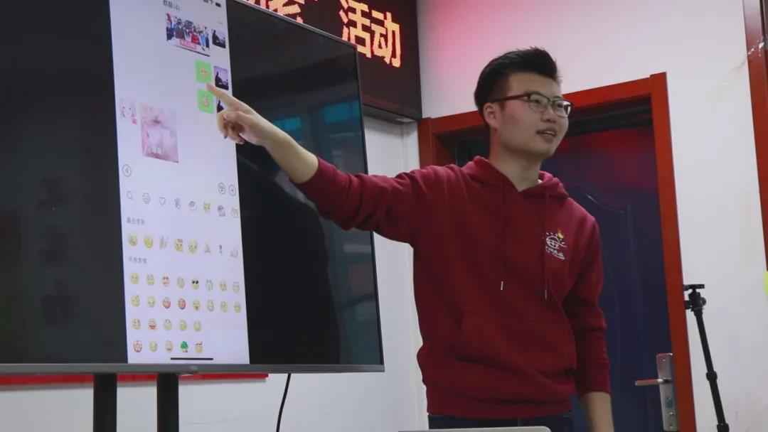 新科技却成老人的“老大难”?白岩松:智能化生活“等一等”他们的步伐