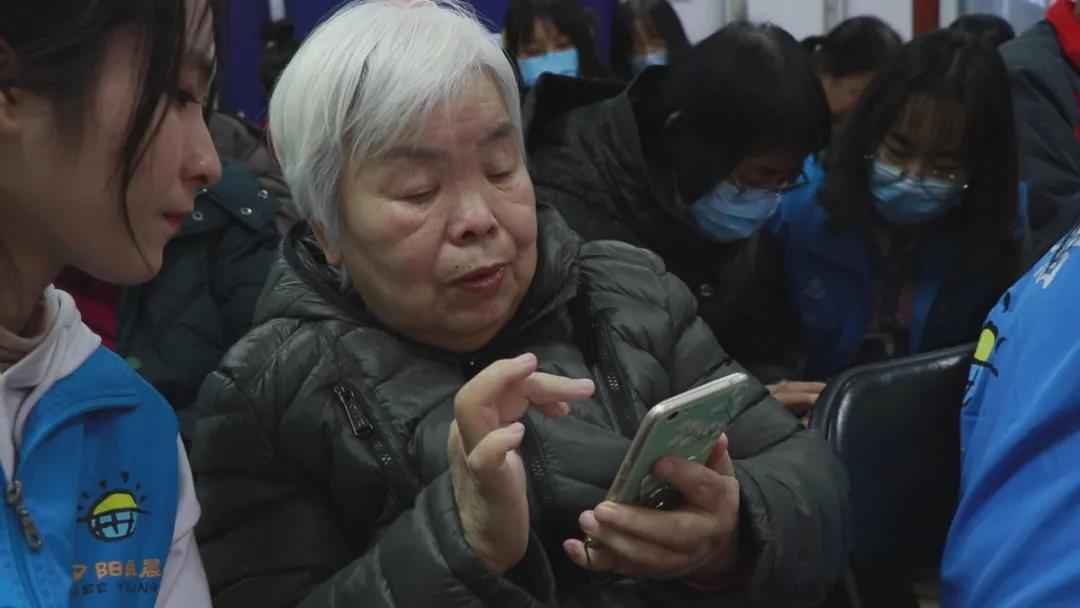 新科技却成老人的“老大难”?白岩松:智能化生活“等一等”他们的步伐