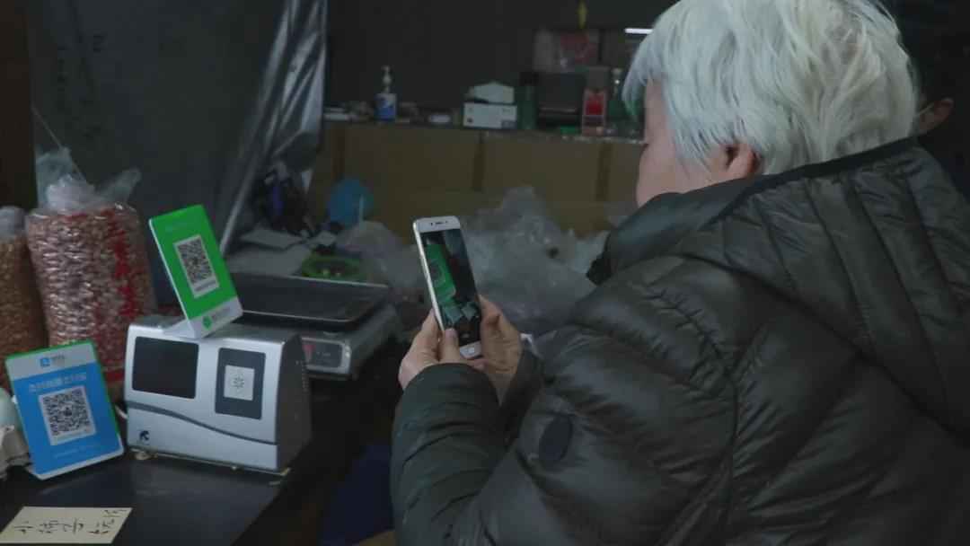 新科技却成老人的“老大难”?白岩松:智能化生活“等一等”他们的步伐