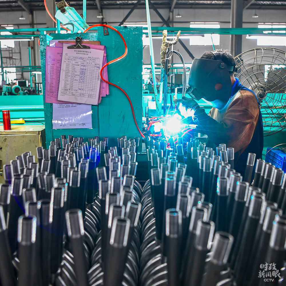 时政新闻眼丨心里更有底了!中央经济工作会议传递这些鲜明信息