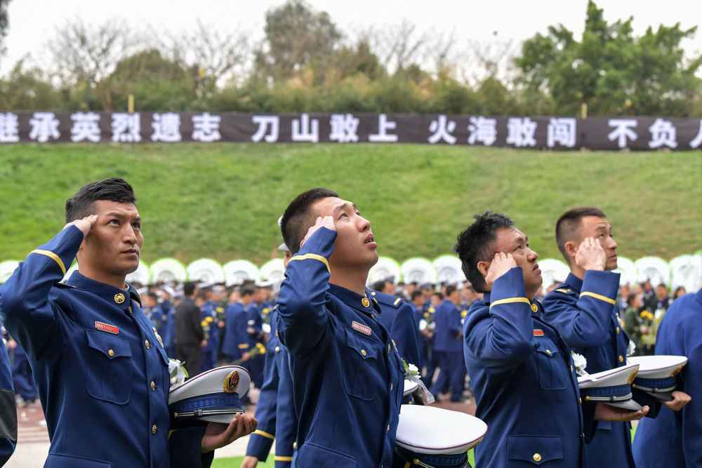 镜观中国 | 百年奋斗 致敬英雄