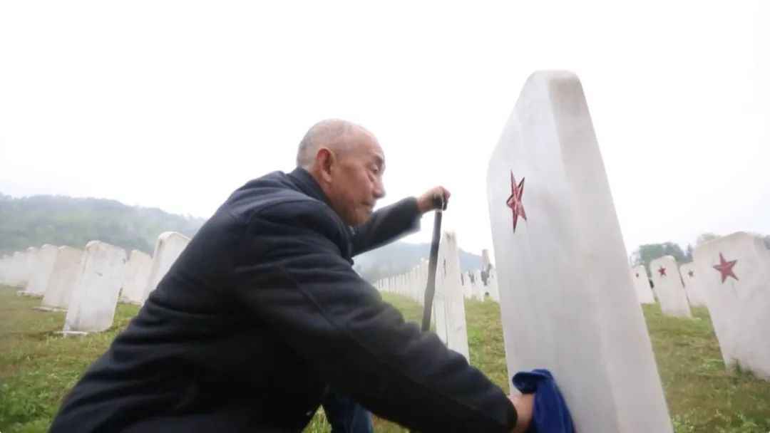 86年，无名墓碑，无私守护……