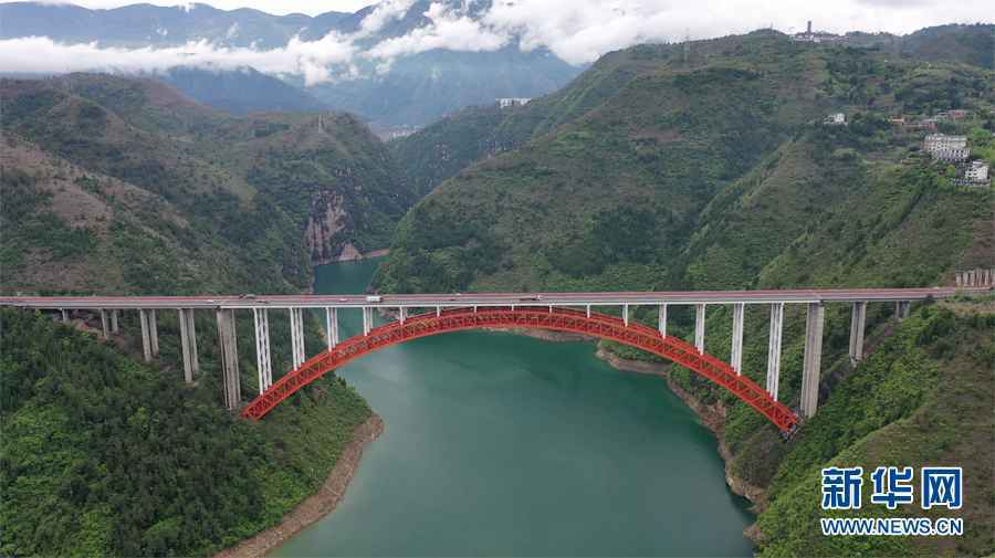 沿着高速看中国|瞰三峡库区绿水青山气象新