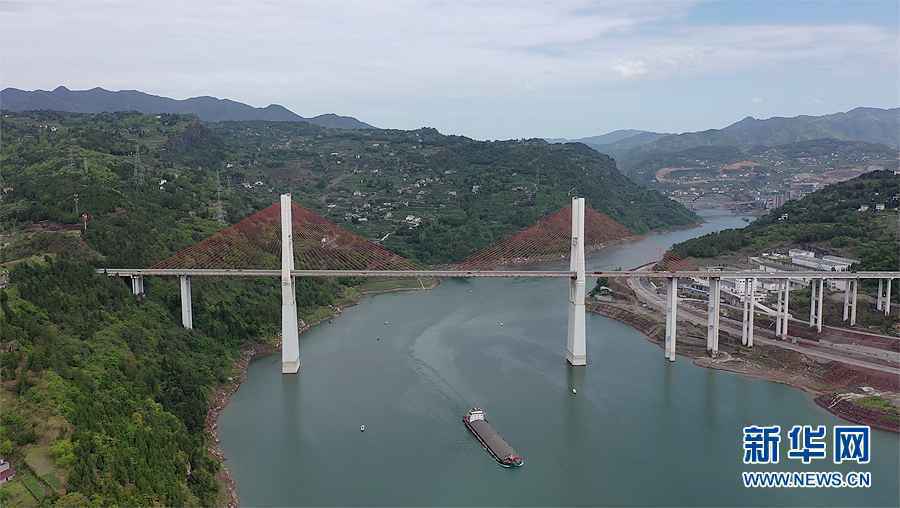 沿着高速看中国|瞰三峡库区绿水青山气象新