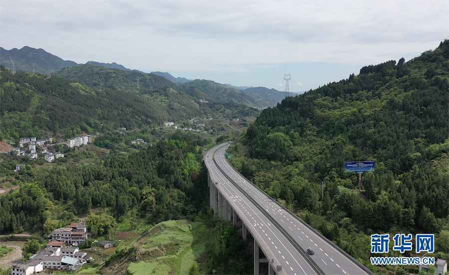 沿着高速看中国|瞰三峡库区绿水青山气象新