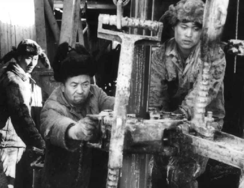 新华全媒+丨穿越百年的青春回答:因热爱而滚烫