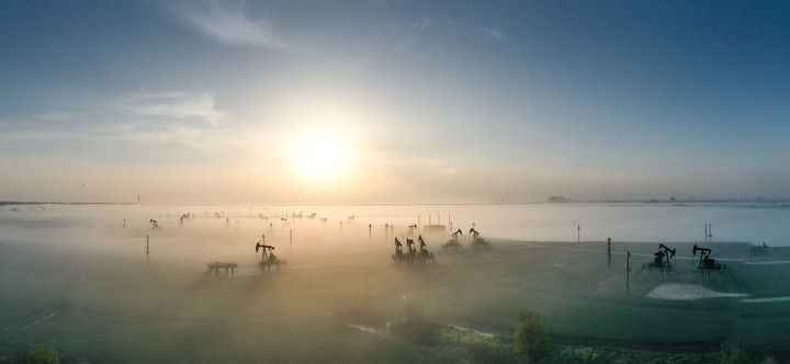 新华全媒+丨穿越百年的青春回答:因热爱而滚烫