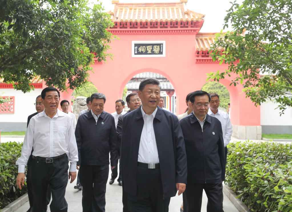 鉴往知来——跟着总书记学历史｜医圣祠里观古今