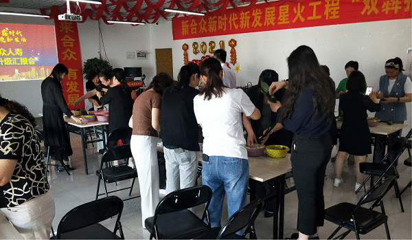 合众人寿河北邯郸中支举办包粽子比赛活动