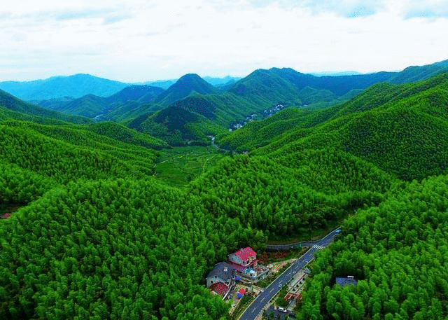 百年瞬间丨习近平首次提出“绿水青山就是金山银山”